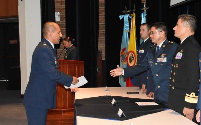 Seis oficiales de la Fuerza Aeroespacial Colombiana fueron certificados como instructores de aerodinámica