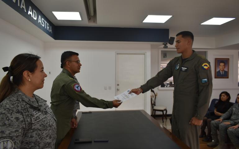 Oficiales fueron certificados luego de culminar el Curso Básico de Aerodinámica