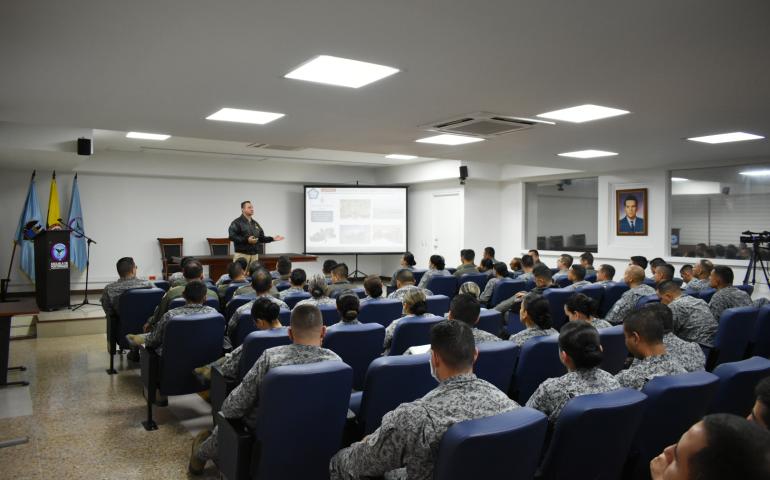 Capacidades de la Armada Nacional fueron expuestas a los alumnos de los cursos de ascenso de la EPFAC