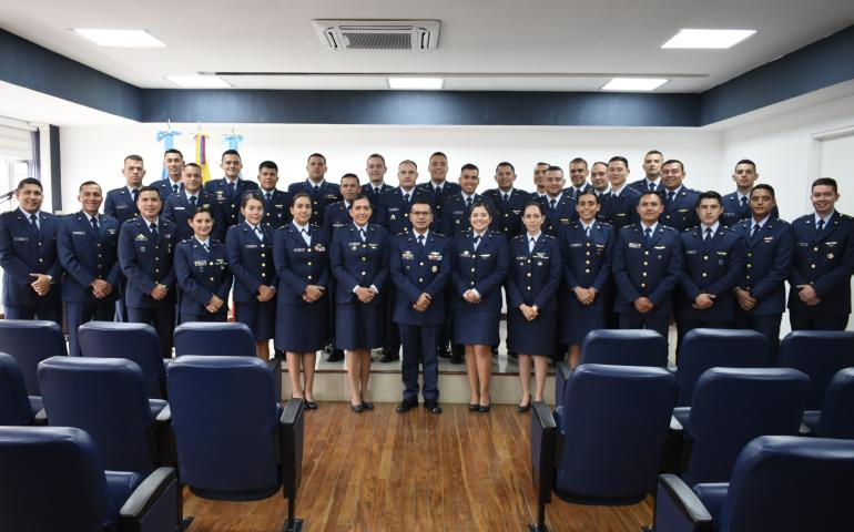 Oficiales culminan su Curso Básico de Capacitación en la EPFAC