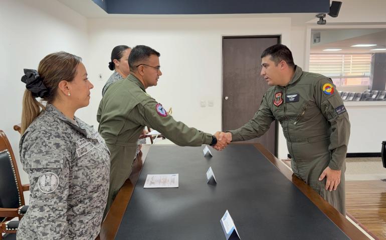 Oficiales de la FAC comprometidos con las misiones aéreas del país