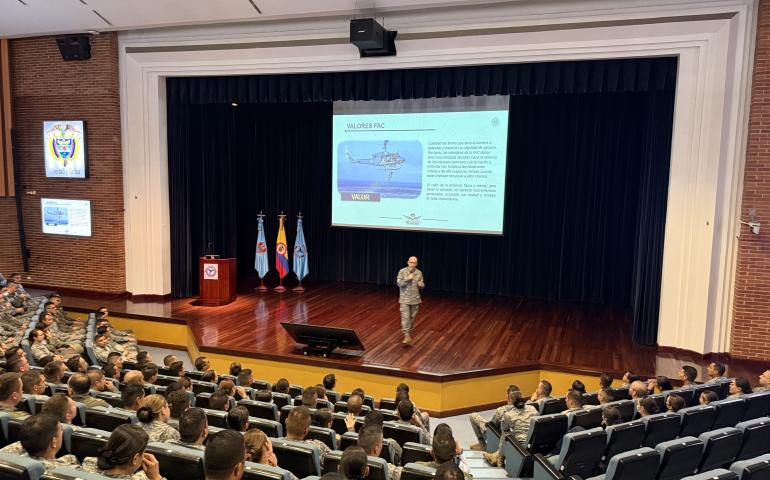 Charla institucional realizada para fortalecer la formación de oficiales la FAC