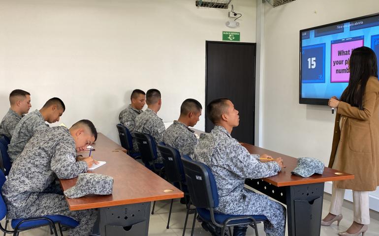 Inicia curso de inmersión de inglés para soldados de la Fuerza Aérea Colombiana