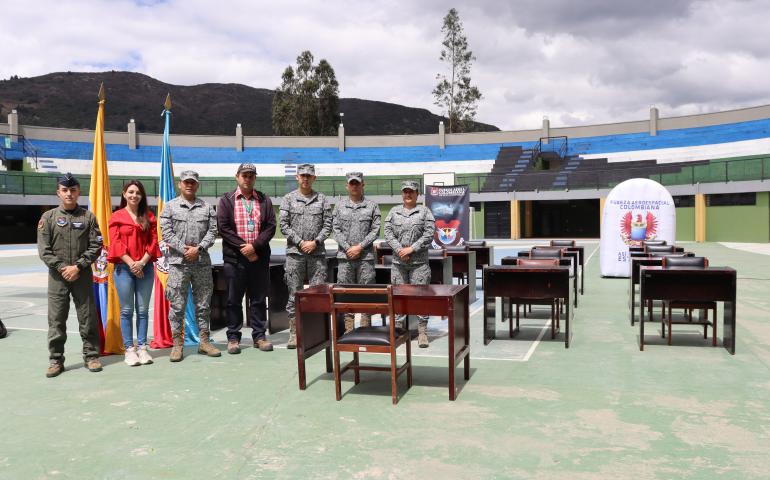Apoyo a la educación: Escritorios fueron donados por la Fuerza Aeroespacial Colombiana