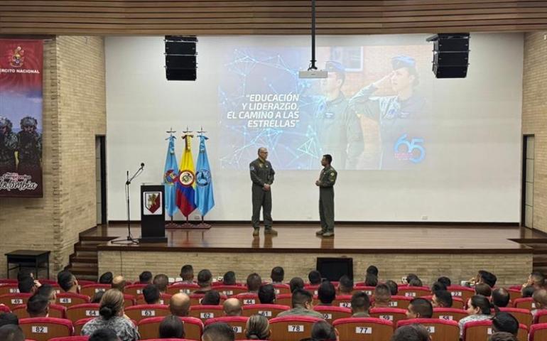 Formación y liderazgo, pilares en charla dirigida a oficiales en curso de ascenso