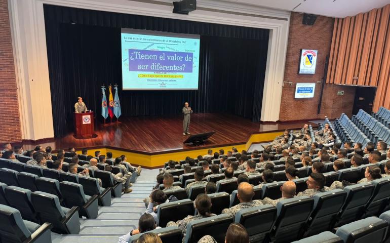 Cátedra de capacidades de la FAC fue impartida a oficiales de curso de ascenso