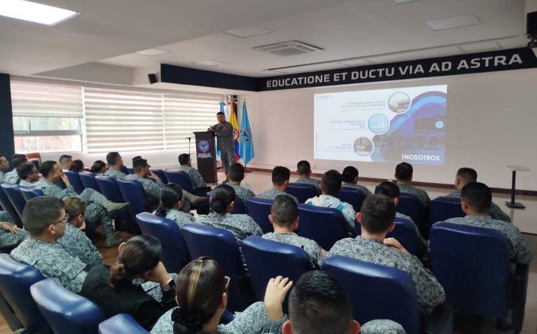 Charla fortalece formación aeronáutica de oficiales en curso de ascenso