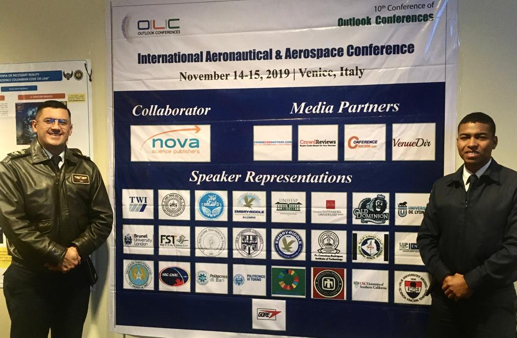   Un personal de Docentes y Alumnos integrantes de la comunidad académica de la Escuela de Suboficiales ‘CT. Andrés M. Díaz’ de la Fuerza Aérea Colombiana, participaron en el International Aeronautical & Erospace Conference OLCAAC – 2019, desarrollado en Venecia, Italia.   Atendiendo las líneas de investigación y el programa espacial de la Fuerza Aérea, los asistentes conocieron mediante posters, proyectos de investigación aeroespaciales, en Derecho y Legislación espacial; así como en bancos de pruebas de b
