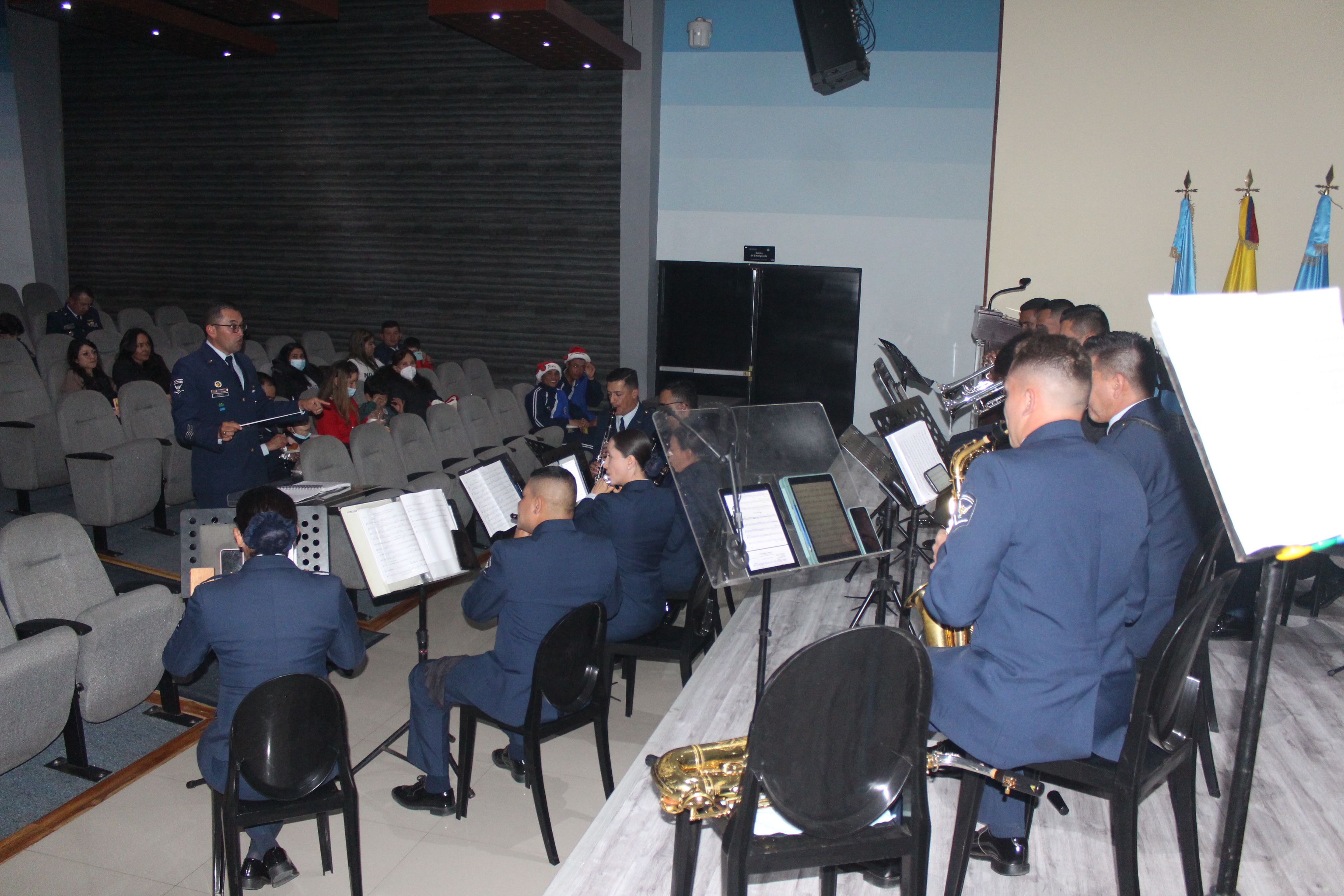 La banda sinfónica “Blue Skies” dio inicio a la navidad en la ESUFA