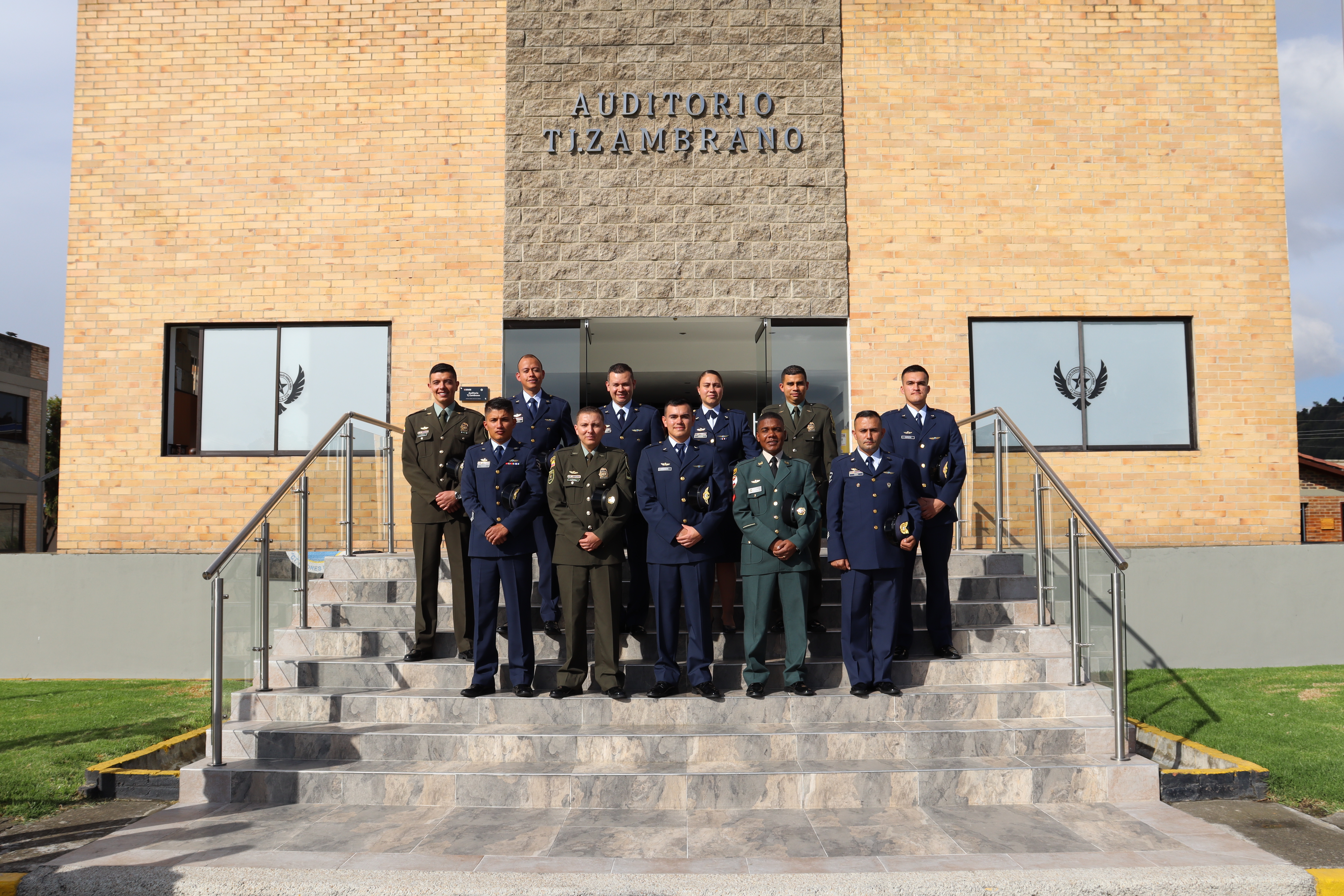 Nuevos Controladores de Tránsito Aéreo de la Fuerza Pública al servicio del país
