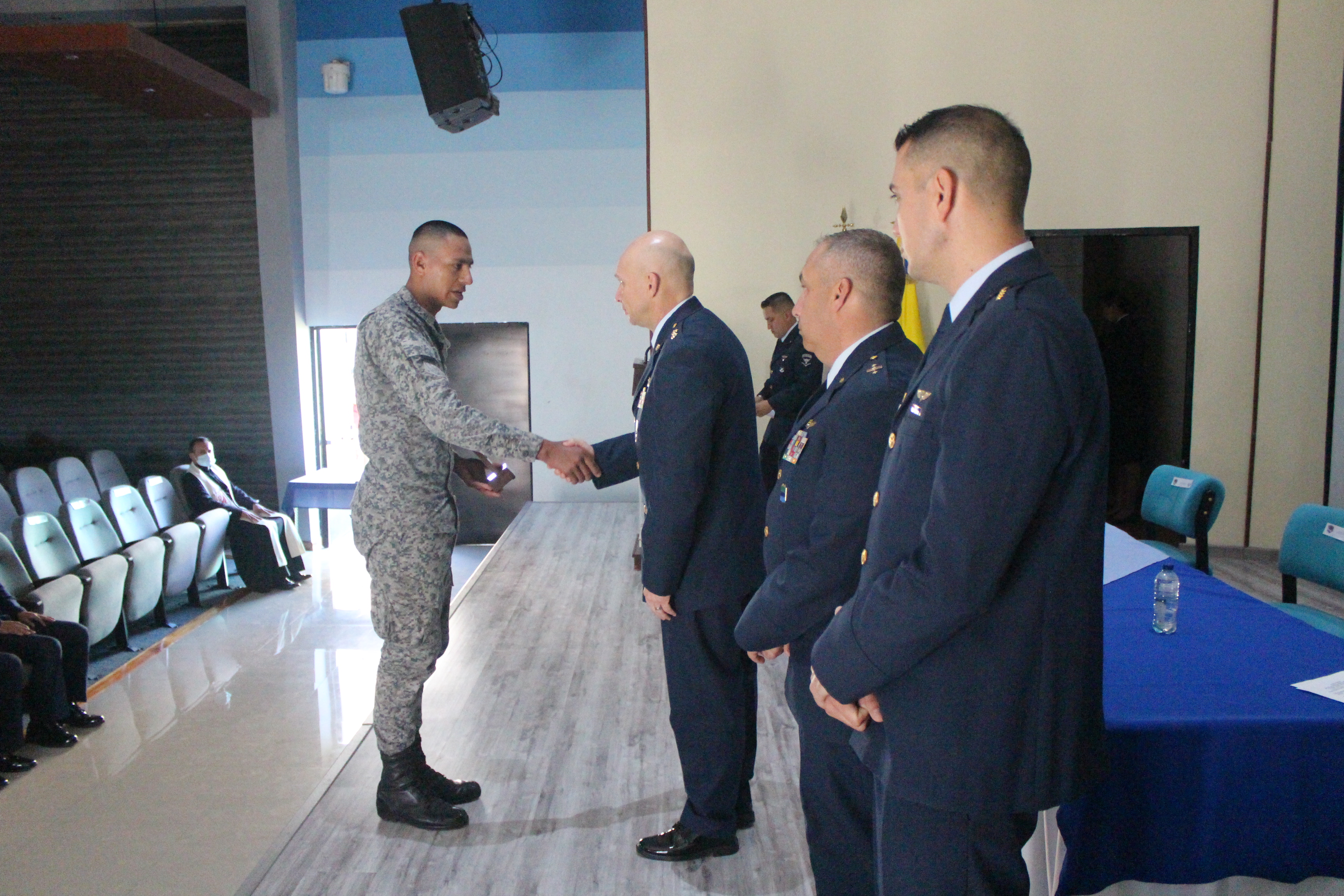 Soldados de la Fuerza Aérea se certificaron como Técnicos en Manejo Canino