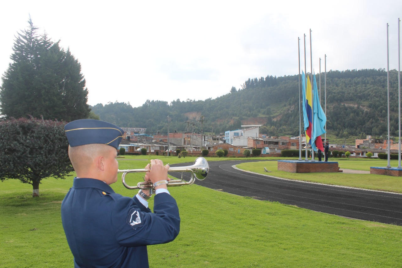 Su Fuerza Aérea conmemora el Día Nacional de la Memoria y Solidaridad con las Víctimas en la Sabana de Occidente