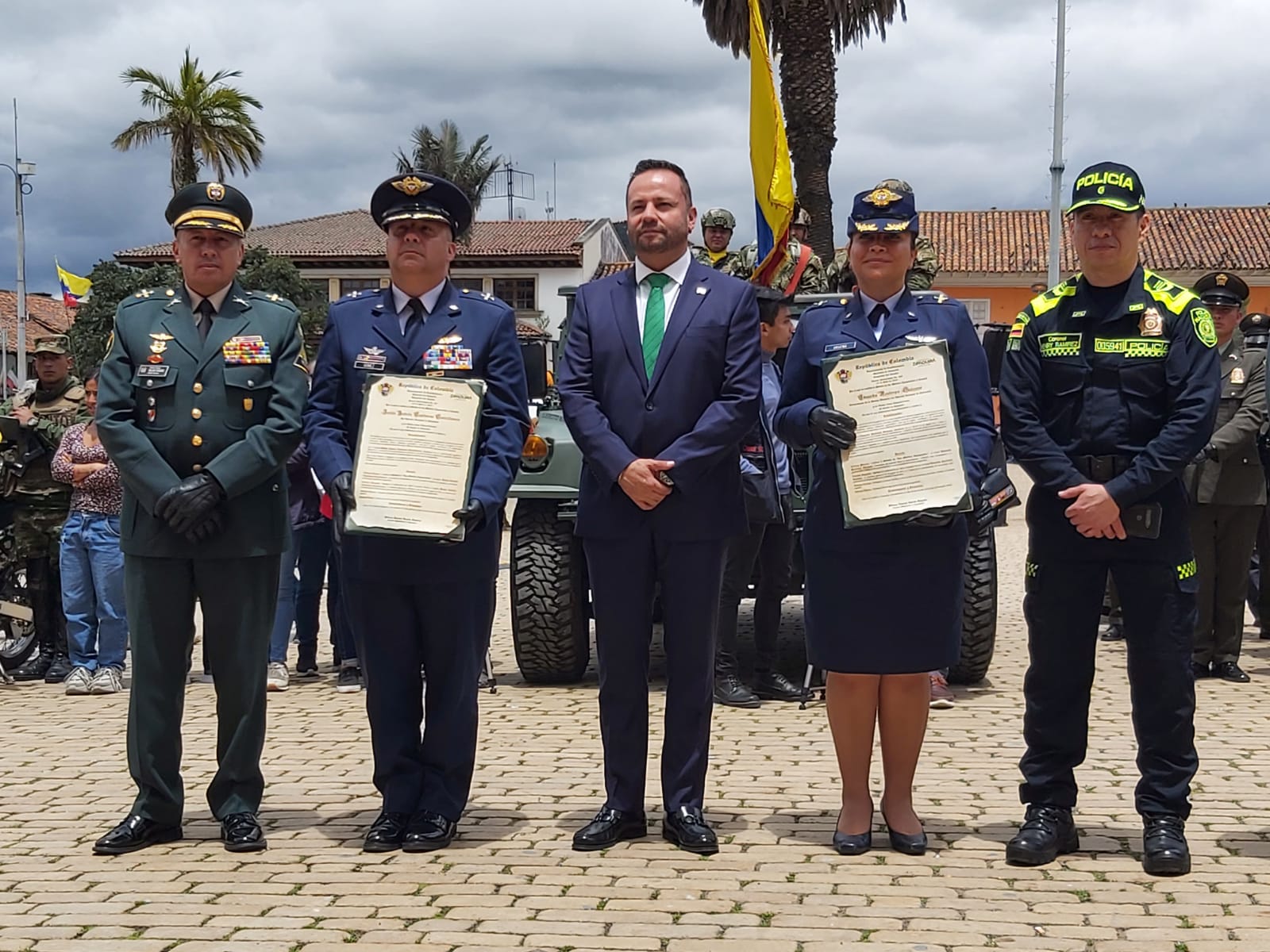 Reconocimiento a la labor de la Escuela de Suboficiales de su Fuerza Aérea en Zipaquirá y Tunja