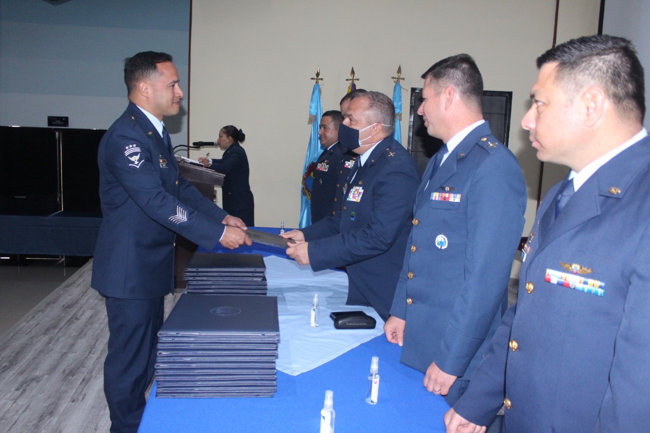 78 Suboficiales de la Fuerza Aérea Colombia recibieron el título de Especialistas Tecnológicos