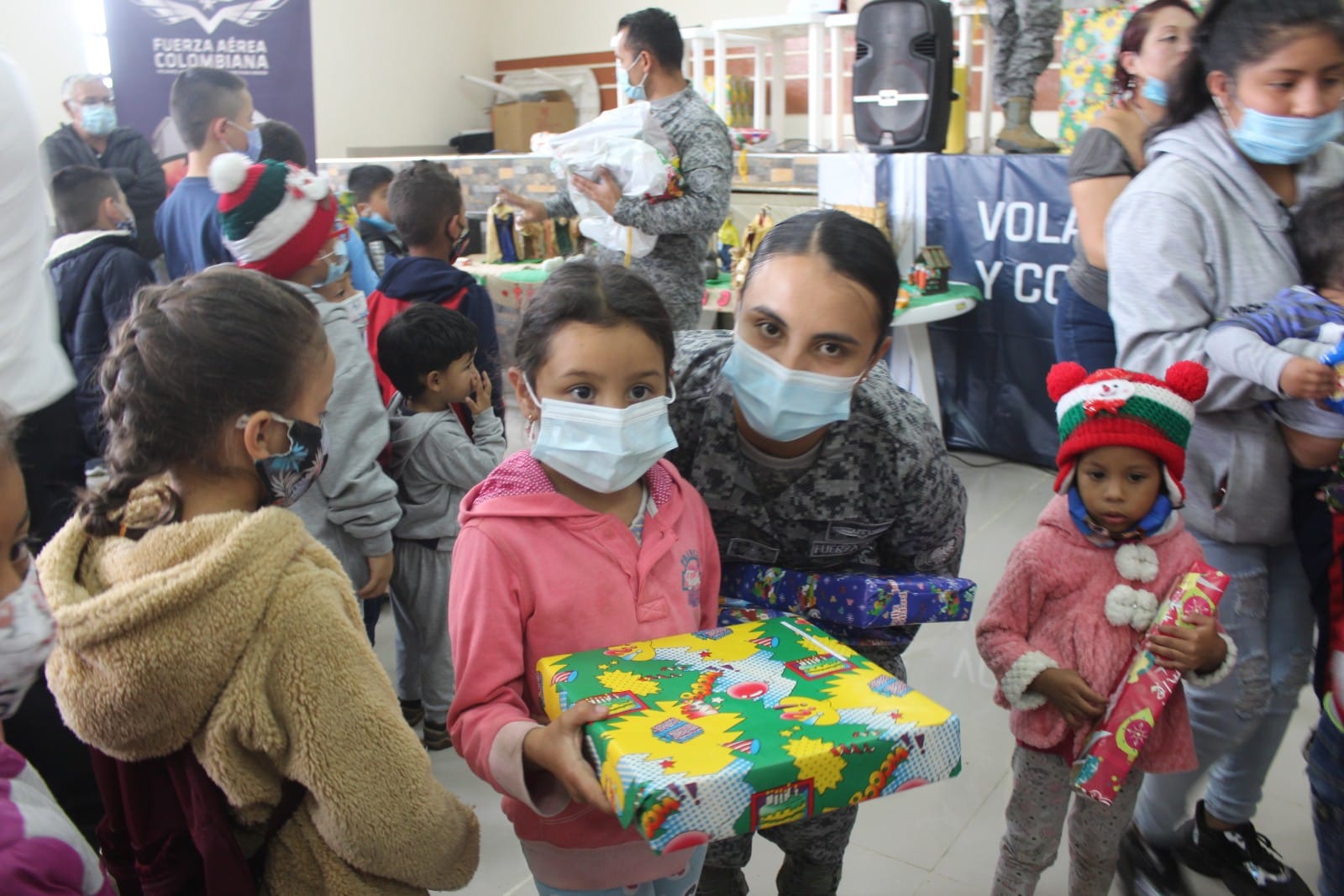 500 niños de las veredas de Puente Piedra y el Corzo celebran la magia de la navidad con su Fuerza Aérea Colombiana