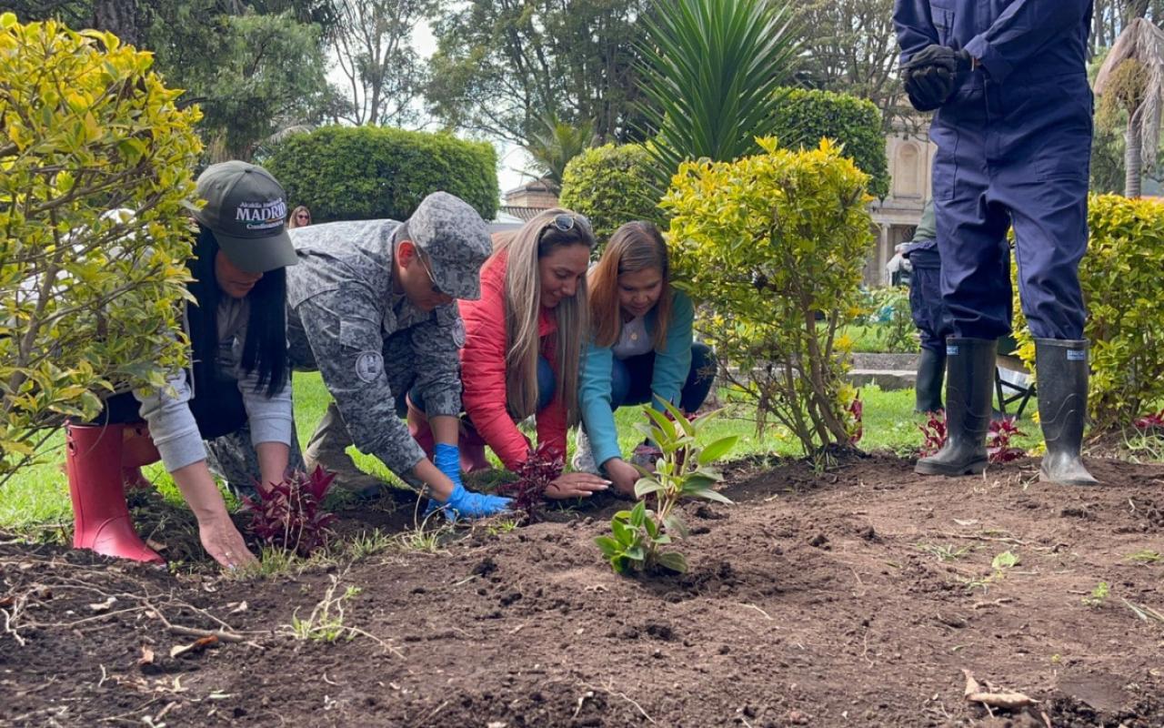 Aportando a un Madrid más verde y limpio su Fuerza Aérea Colombiana “Adopta un Parque