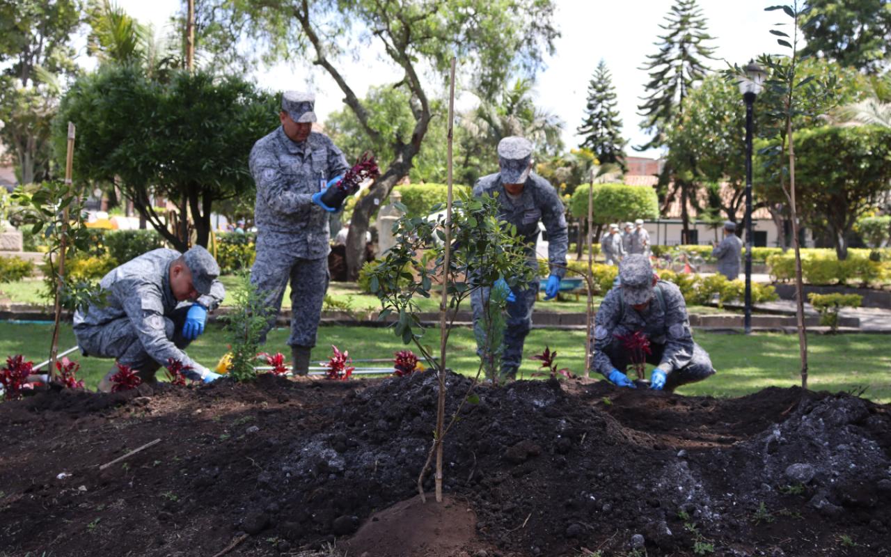 Aportando a un Madrid más verde y limpio su Fuerza Aérea Colombiana “Adopta un Parque