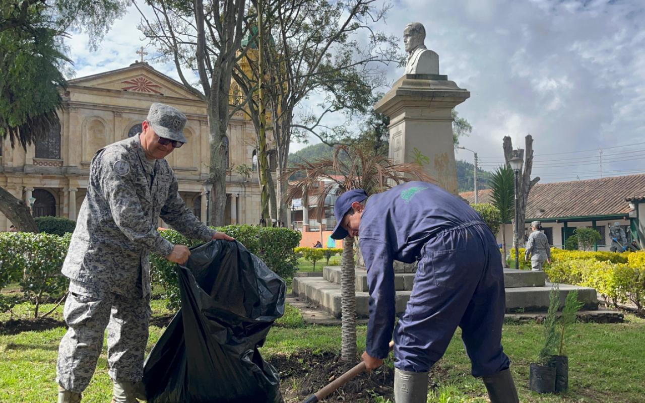 Aportando a un Madrid más verde y limpio su Fuerza Aérea Colombiana “Adopta un Parque