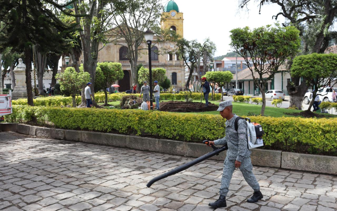 Aportando a un Madrid más verde y limpio su Fuerza Aérea Colombiana “Adopta un Parque