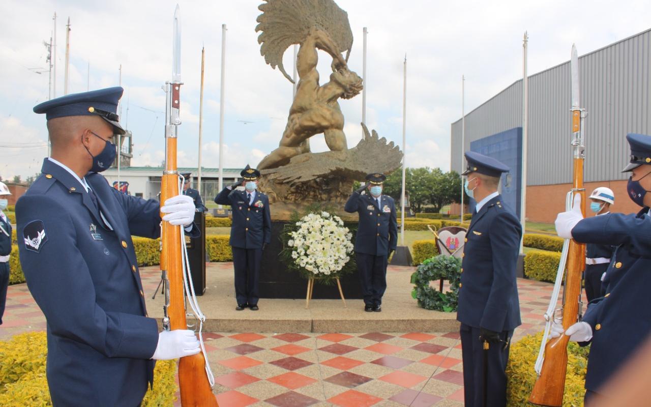 Su Fuerza Aérea conmemora el Día Nacional de la Memoria y Solidaridad con las Víctimas en la Sabana de Occidente