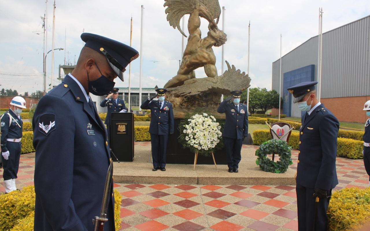 Su Fuerza Aérea conmemora el Día Nacional de la Memoria y Solidaridad con las Víctimas en la Sabana de Occidente