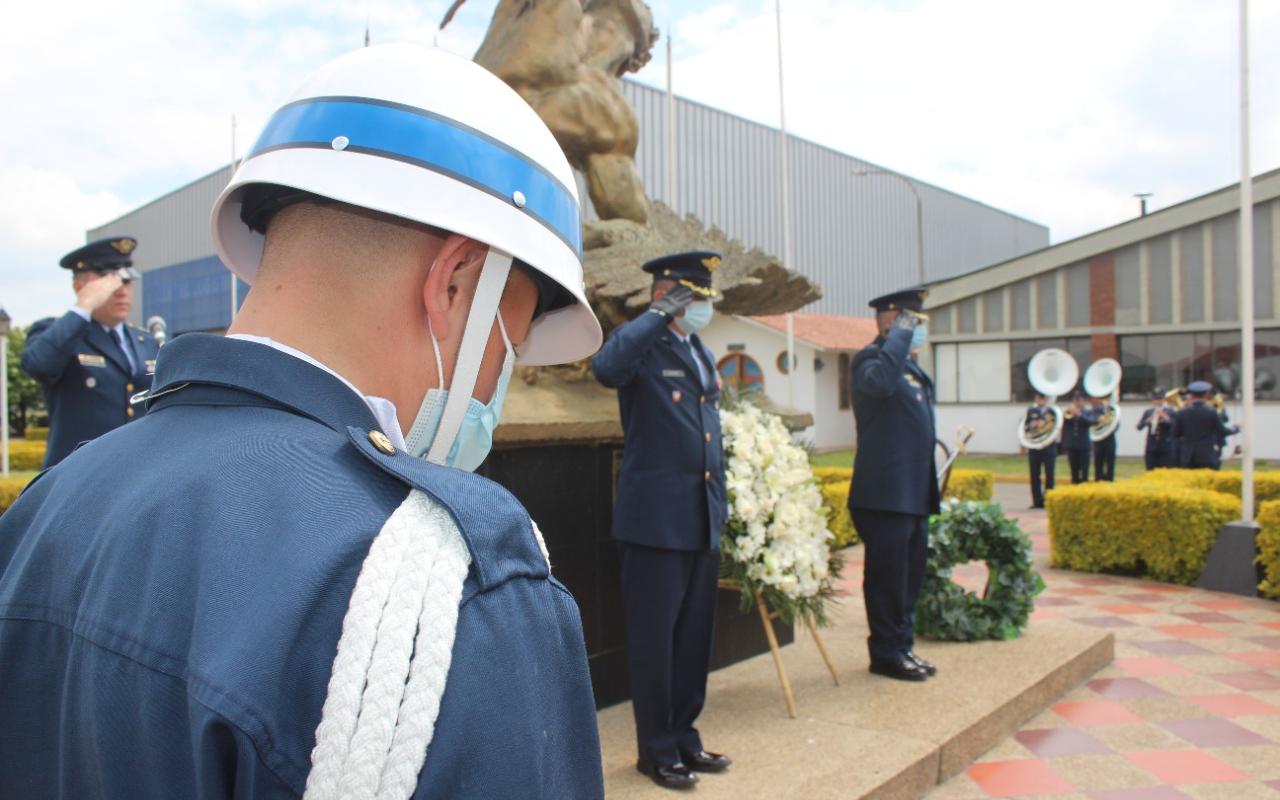 Su Fuerza Aérea conmemora el Día Nacional de la Memoria y Solidaridad con las Víctimas en la Sabana de Occidente