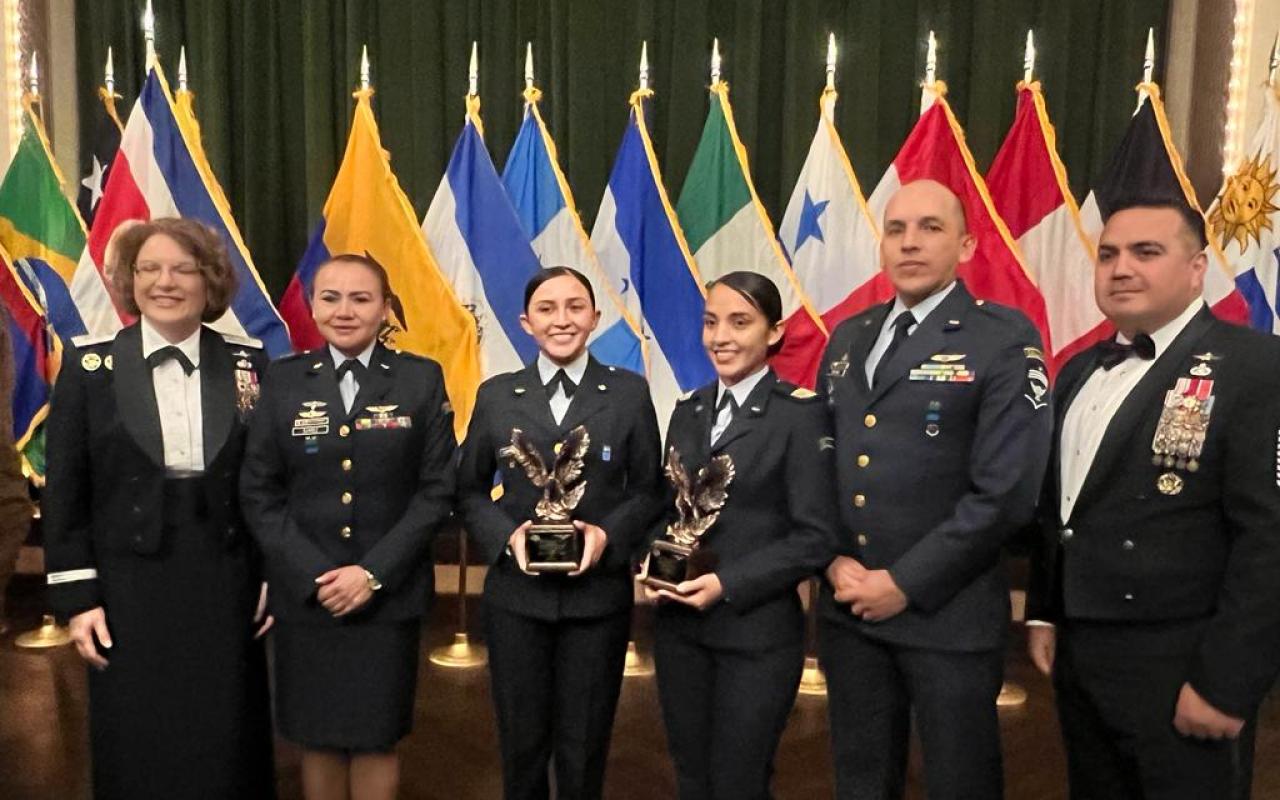 Reconocimiento a futura Suboficial de su Fuerza Aérea en la Academia Interamericana de las Fuerzas Aéreas Americanas 