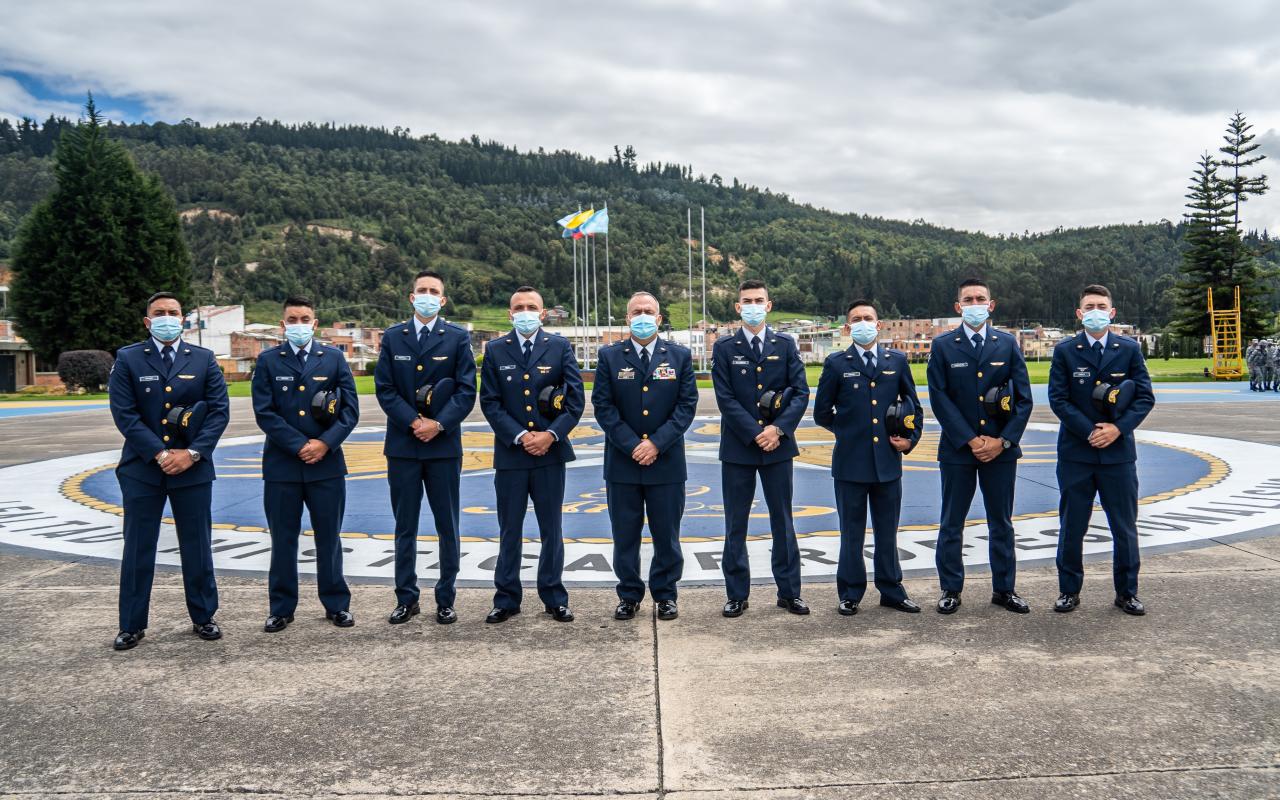 Suboficiales de su Fuerza Aérea reciben titulación como especialistas tecnológicos y tecnólogos aeronáuticos