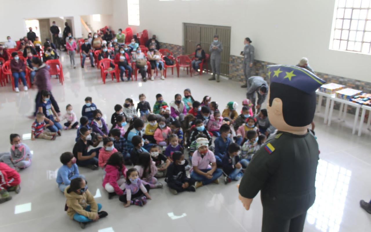 500 niños de las veredas de Puente Piedra y el Corzo celebran la magia de la navidad con su Fuerza Aérea Colombiana
