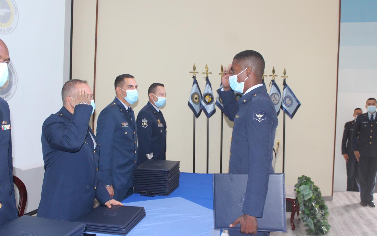 Suboficiales de su Fuerza Aérea reciben titulación como especialistas tecnológicos y tecnólogos aeronáuticos