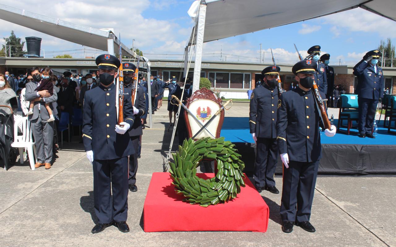 Ceremonia militar de ascenso y condecoraciones de un personal de su Fuerza Aérea