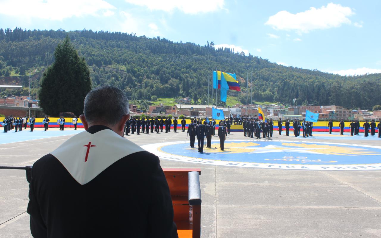 Ceremonia militar de ascenso y condecoraciones de un personal de su Fuerza Aérea