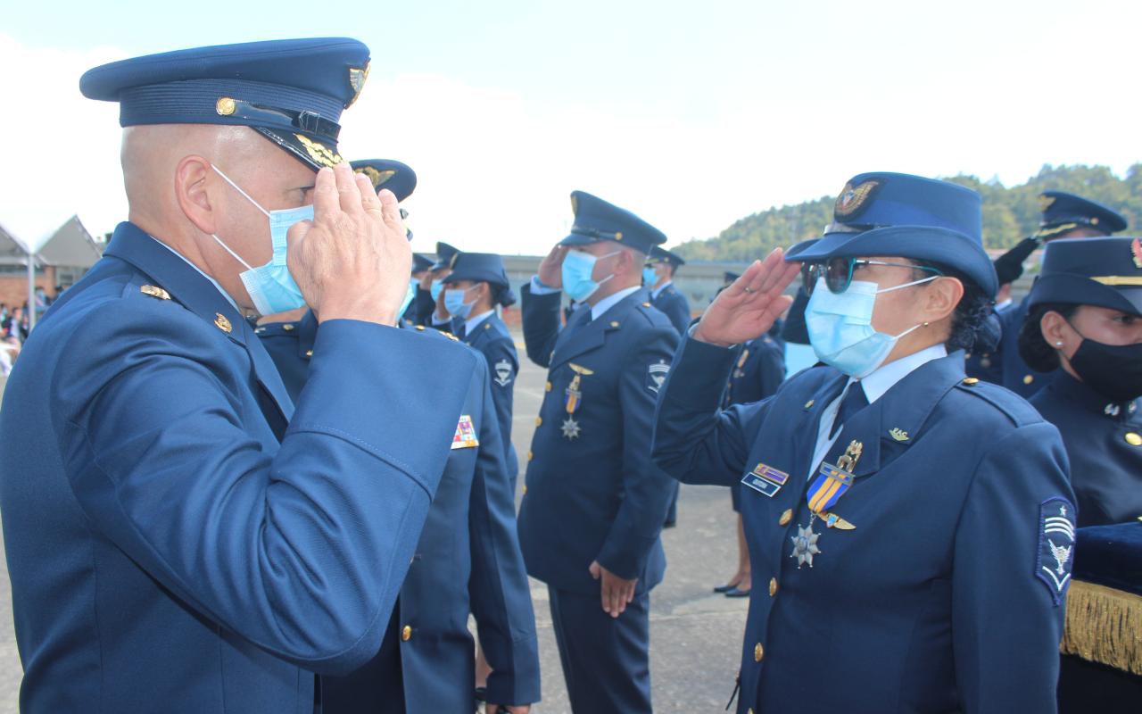 Ceremonia militar de ascenso y condecoraciones de un personal de su Fuerza Aérea