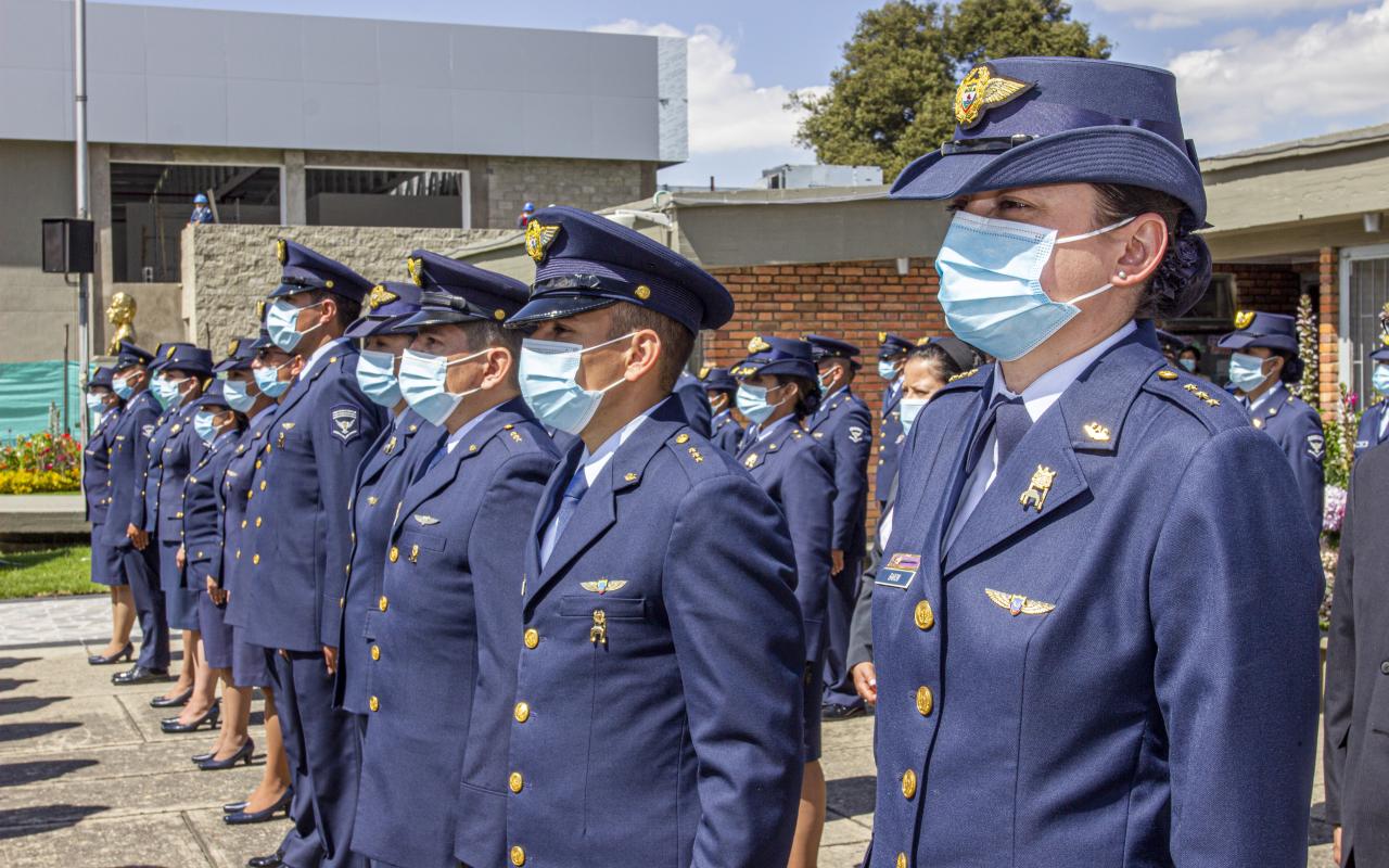 Ceremonia militar de ascenso y condecoraciones de un personal de su Fuerza Aérea