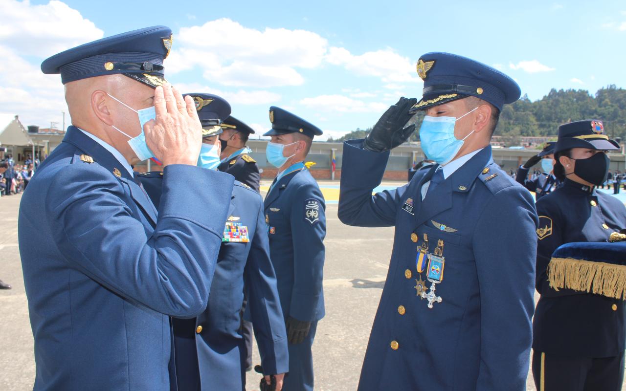 Ceremonia militar de ascenso y condecoraciones de un personal de su Fuerza Aérea