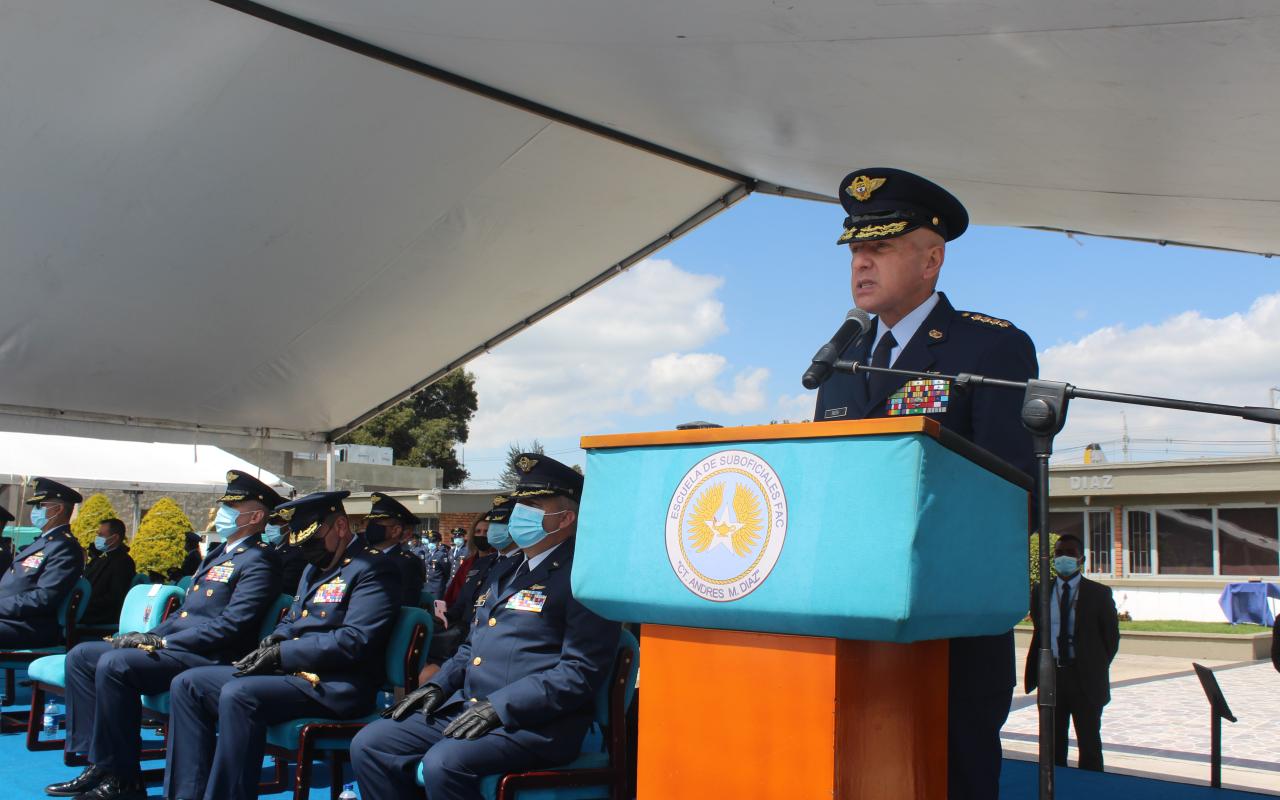 Ceremonia militar de ascenso y condecoraciones de un personal de su Fuerza Aérea