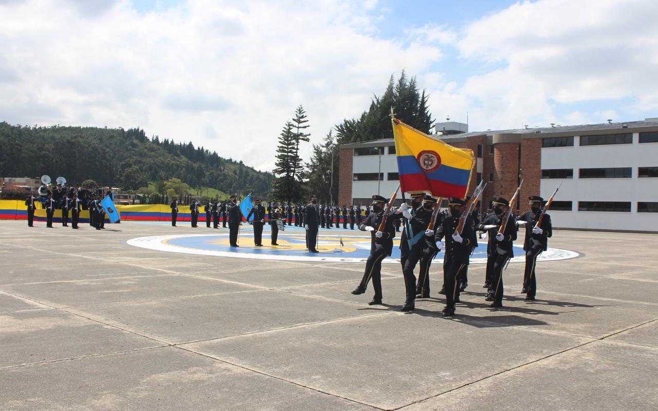 Ceremonia militar de ascenso y condecoraciones de un personal de su Fuerza Aérea