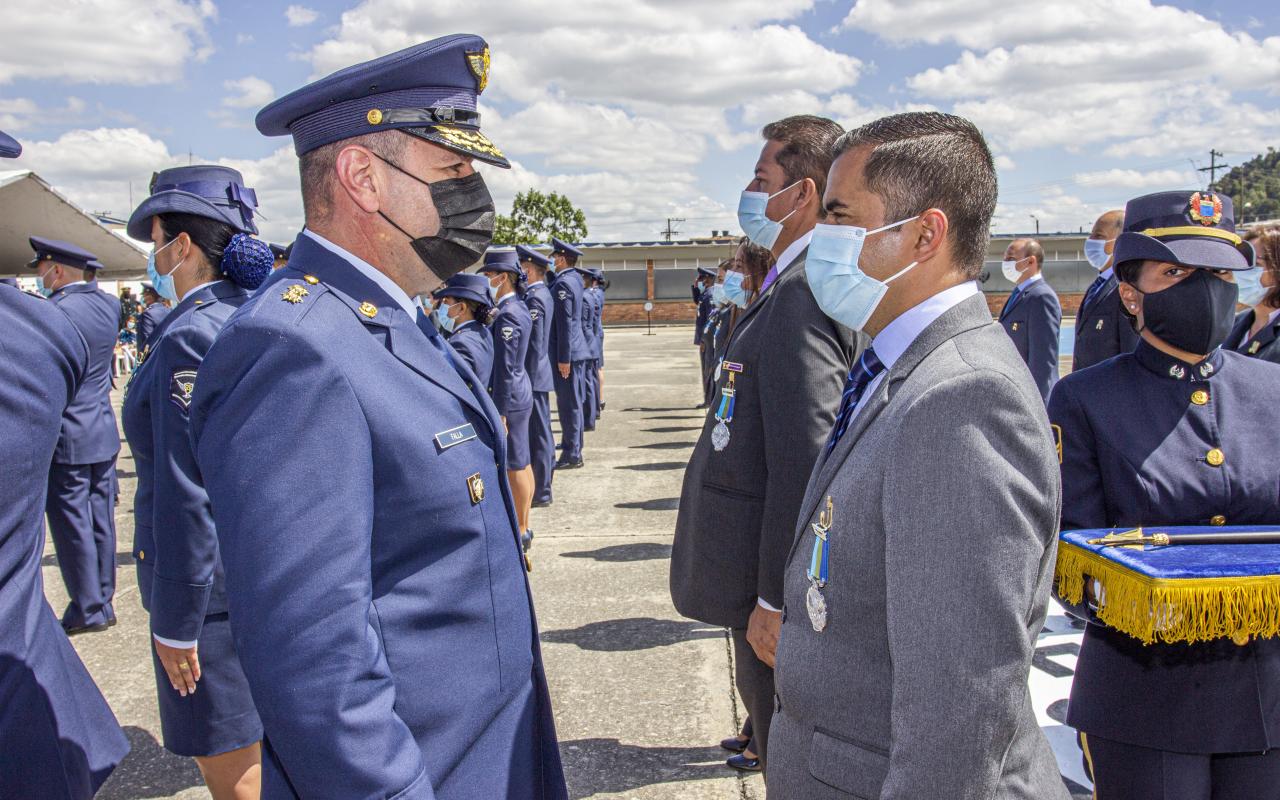 Ceremonia militar de ascenso y condecoraciones de un personal de su Fuerza Aérea