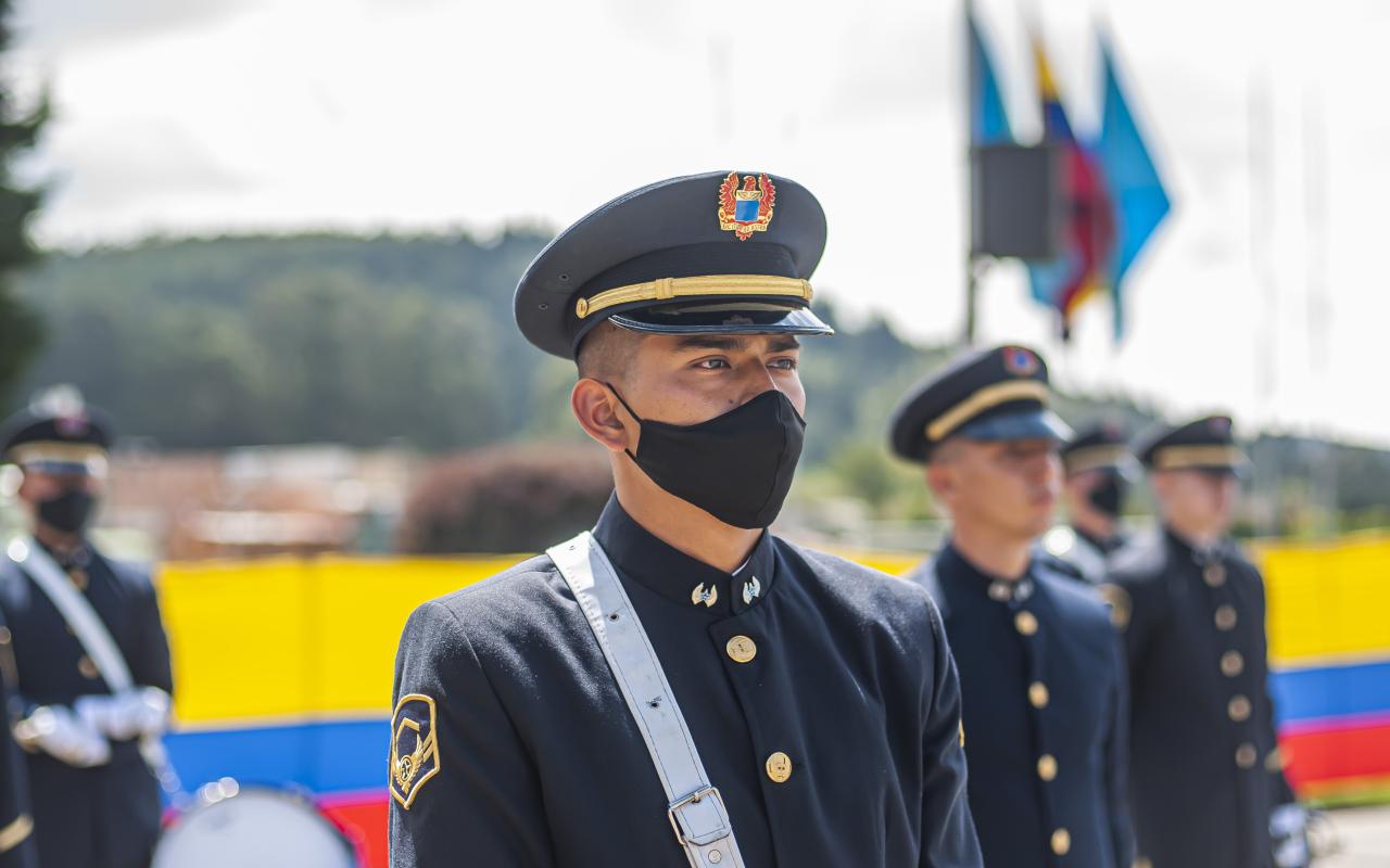 Ceremonia militar de ascenso y condecoraciones de un personal de su Fuerza Aérea