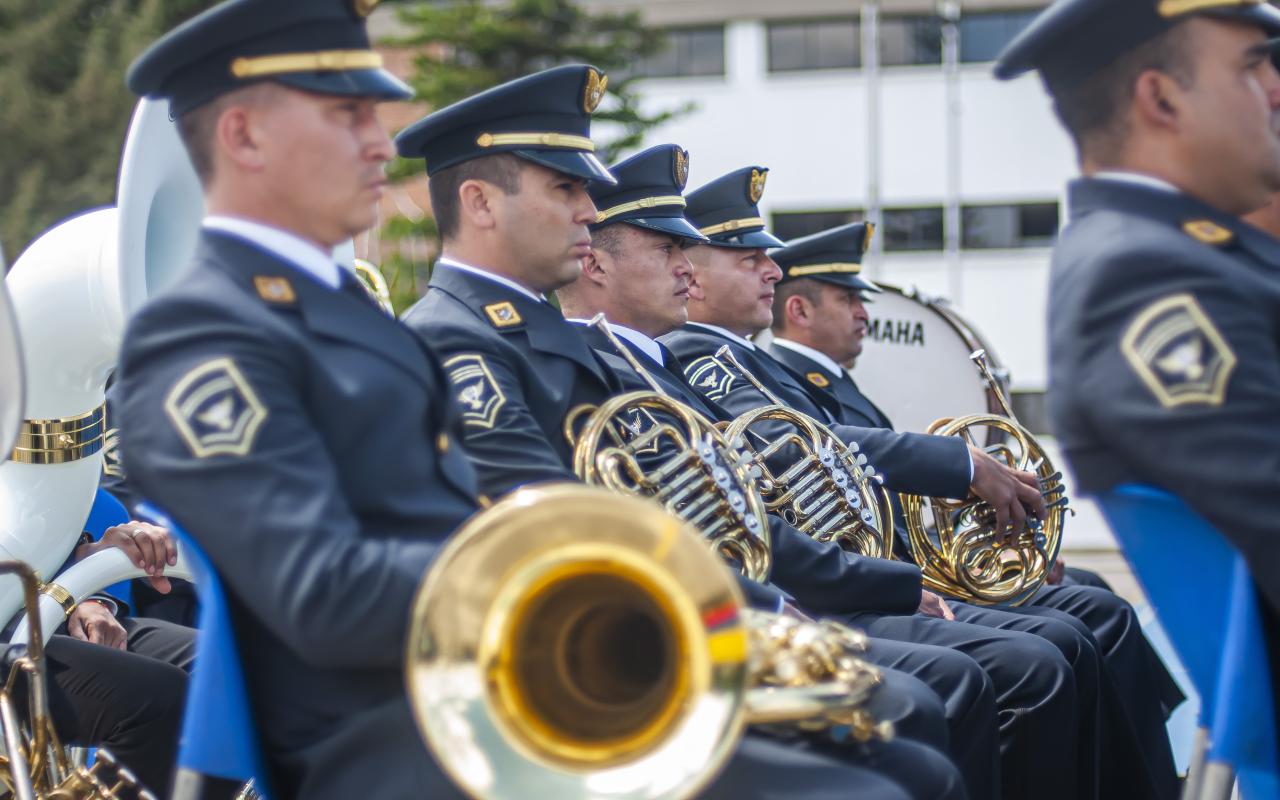 Ceremonia militar de ascenso y condecoraciones de un personal de su Fuerza Aérea