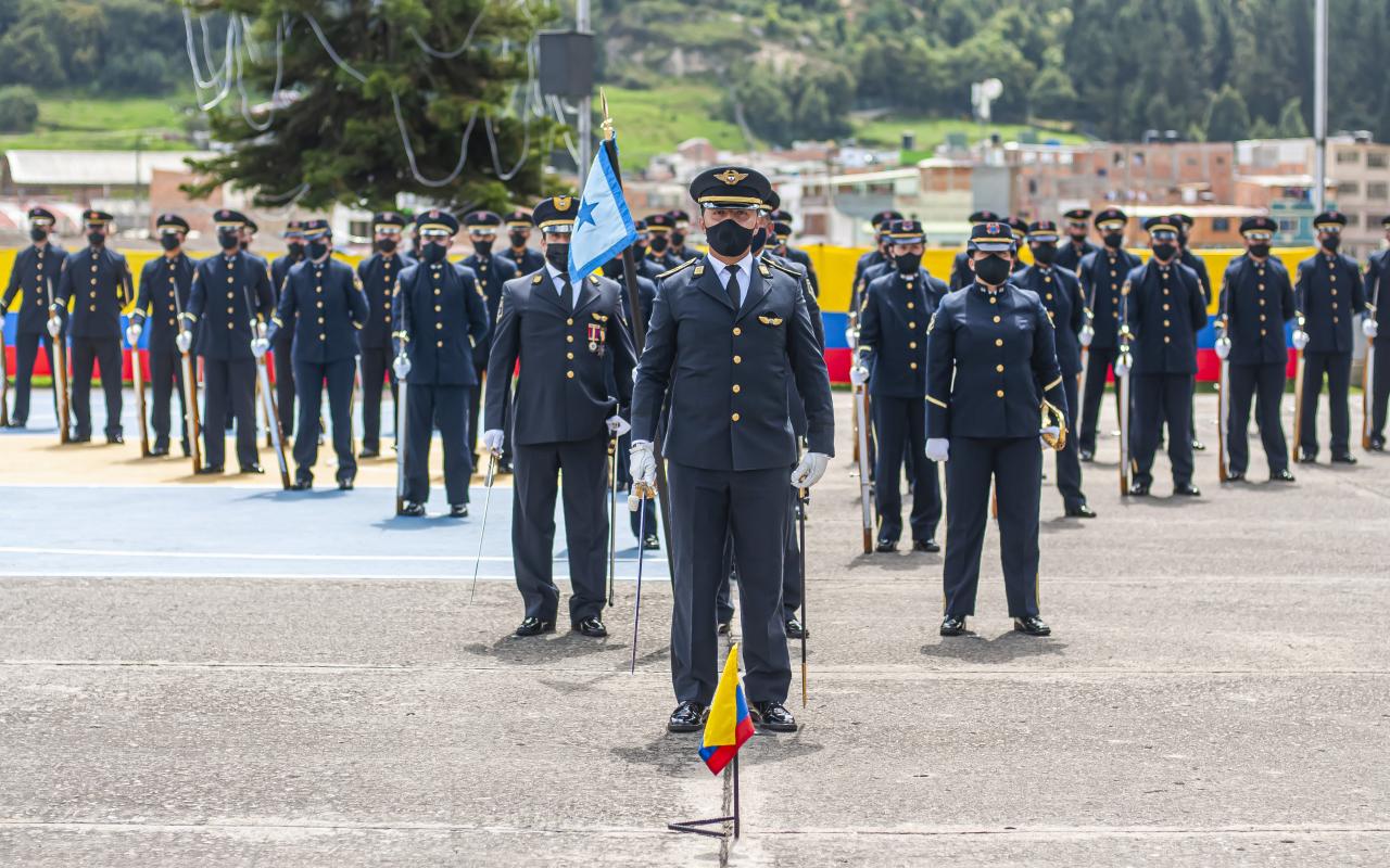 Ceremonia militar de ascenso y condecoraciones de un personal de su Fuerza Aérea