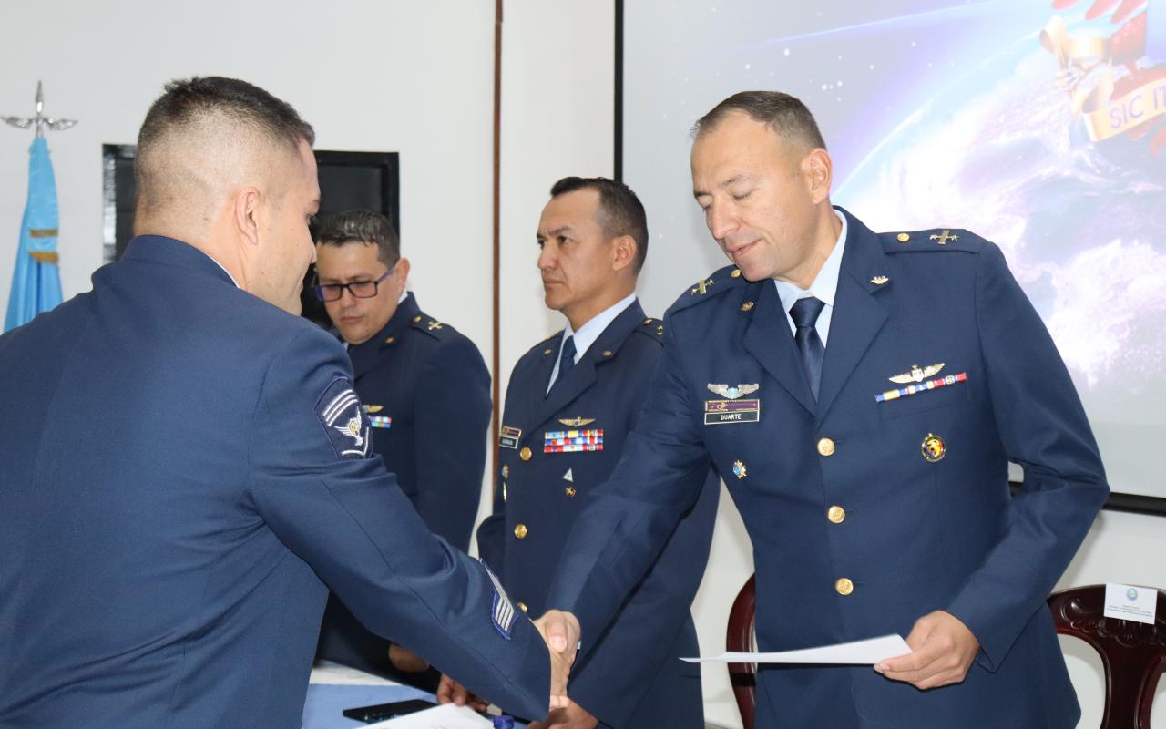 Personal militar recibe el título de Instructor Académico