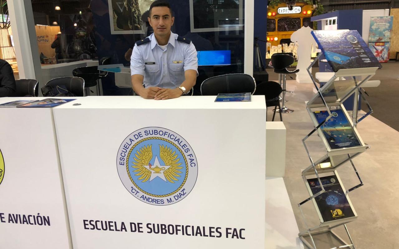 La Escuela de Suboficiales de su Fuerza Aérea presente en la FILBo