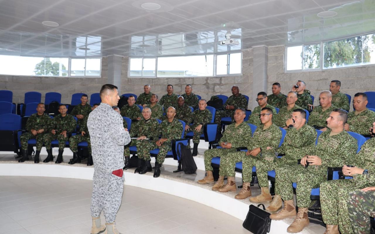 Suboficiales fortalecieron su liderazgo y conocimientos durante visita geoestratégica a la ESUFA