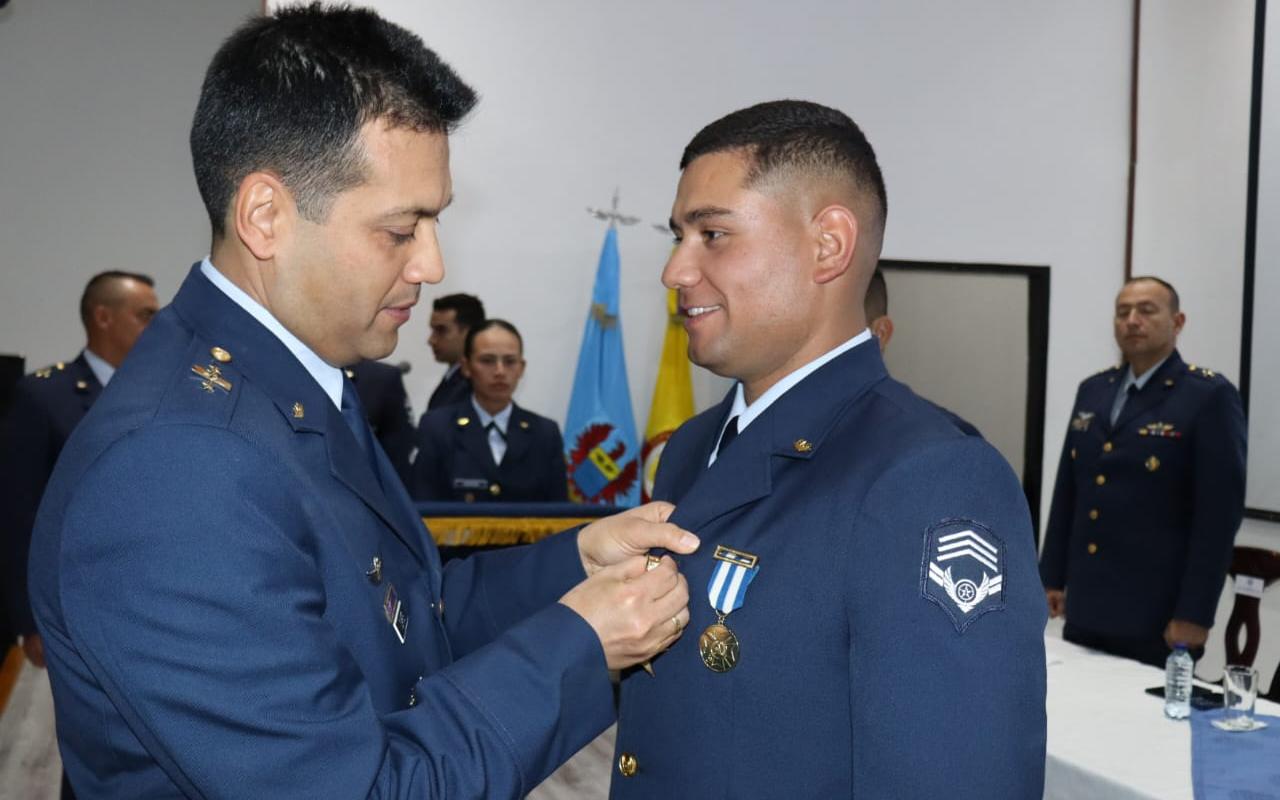 Alumnos reciben reconocimiento a su esfuerzo académico durante el tiempo de formación en la ESUFA