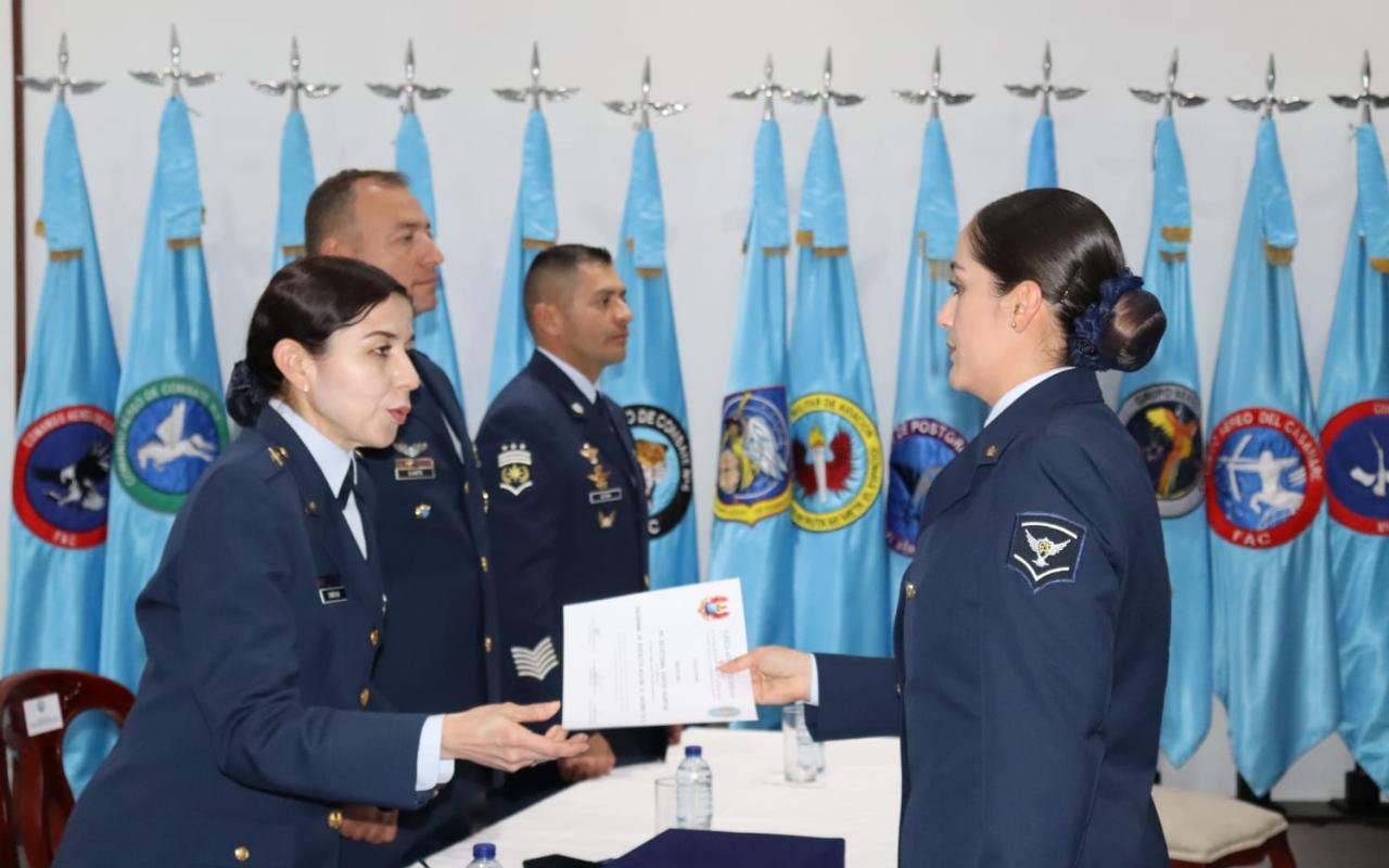 Suboficiales culminan formación académica para ascender en la Fuerza Aeroespacial