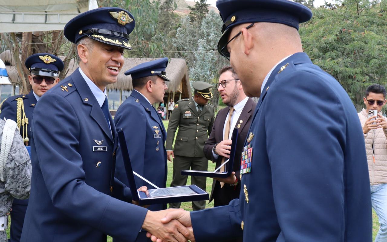 Oficiales y Suboficiales recibieron la medalla en Mosquera por su vocación de servicio