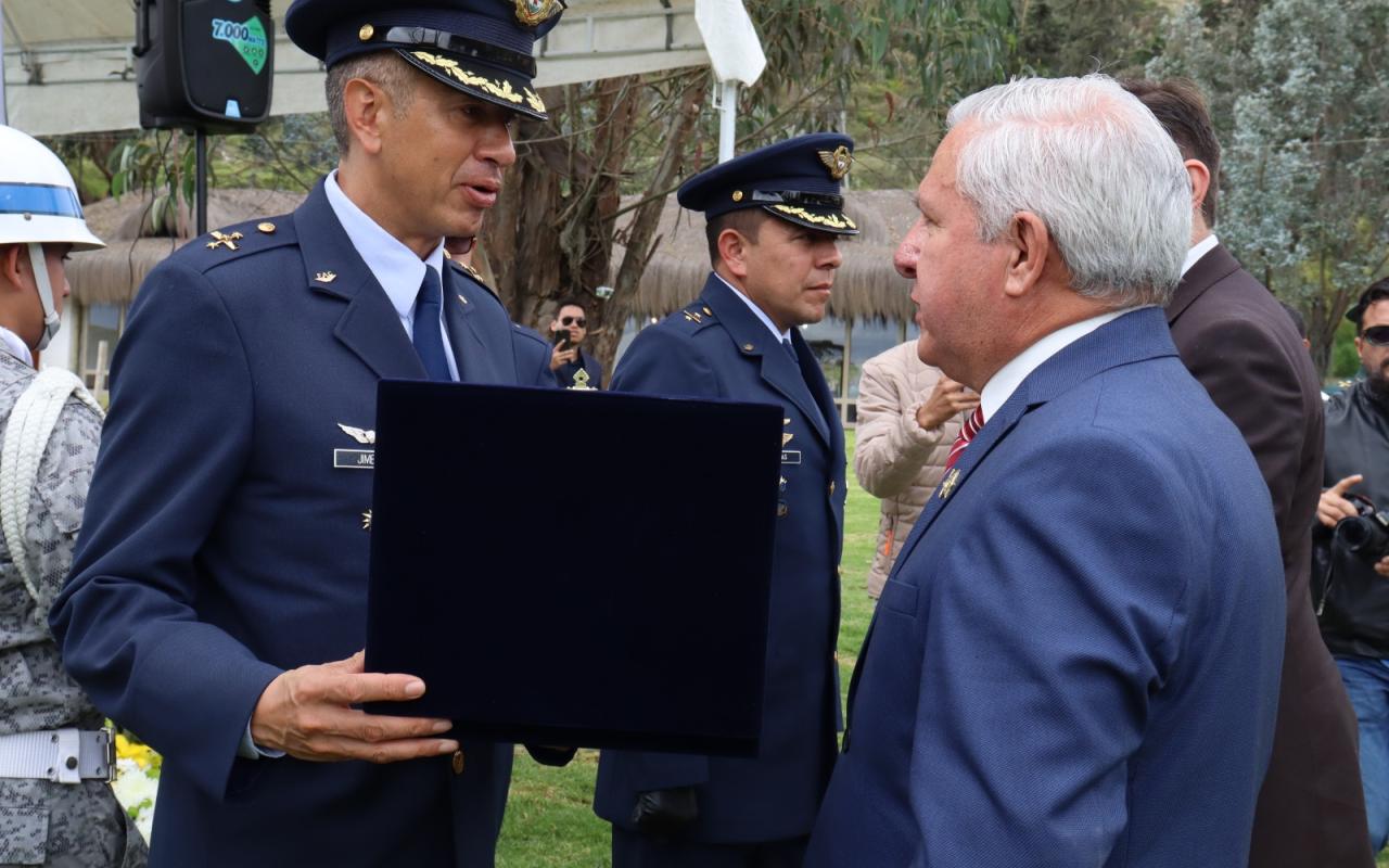 Oficiales y Suboficiales recibieron la medalla en Mosquera por su vocación de servicio