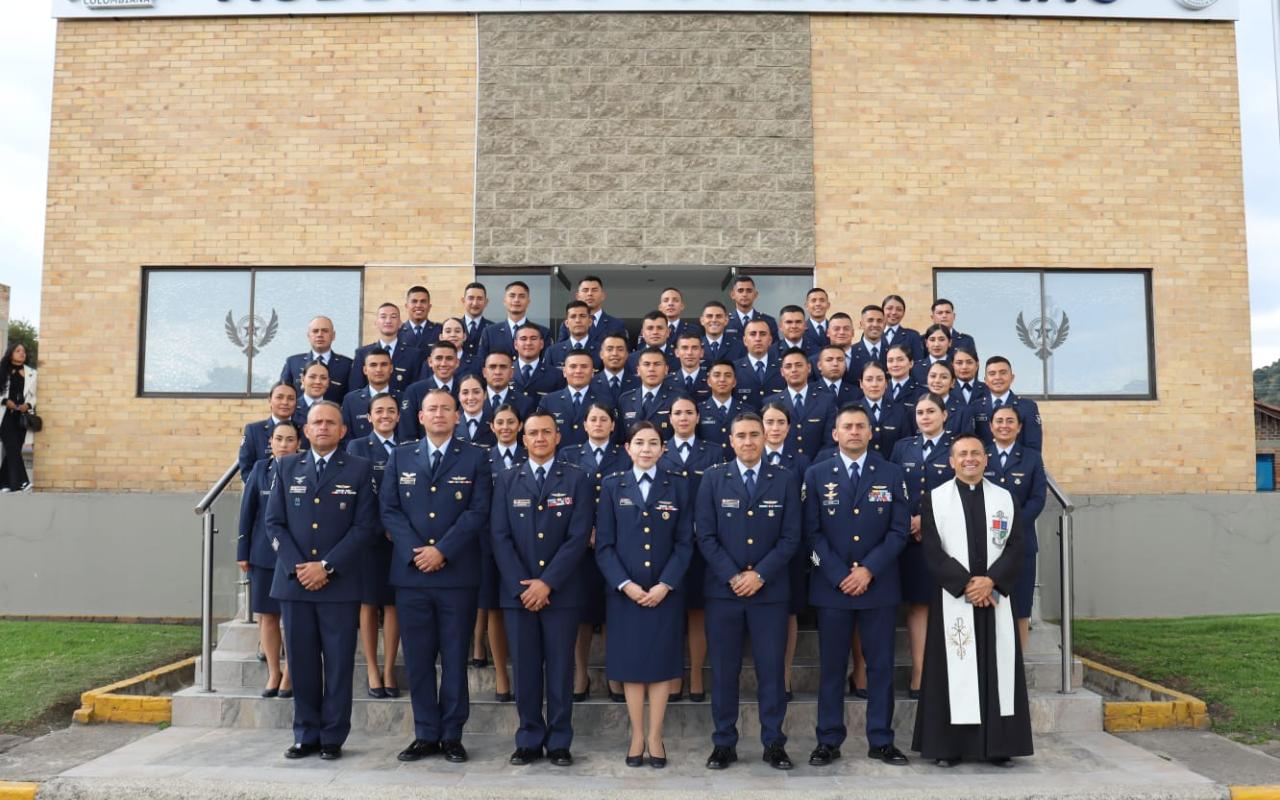 Suboficiales culminan formación académica para ascender en la Fuerza Aeroespacial