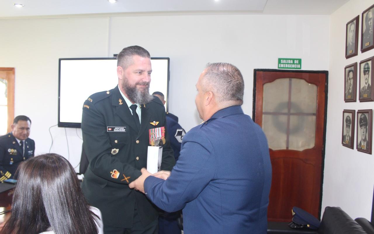 Ceremonia militar en reconocimiento y exaltación al esfuerzo académico